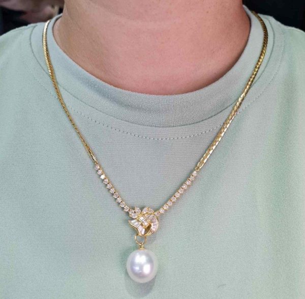 #TheSALE | Knot Baguette Pearl Diamond Necklace 18kt For Sale