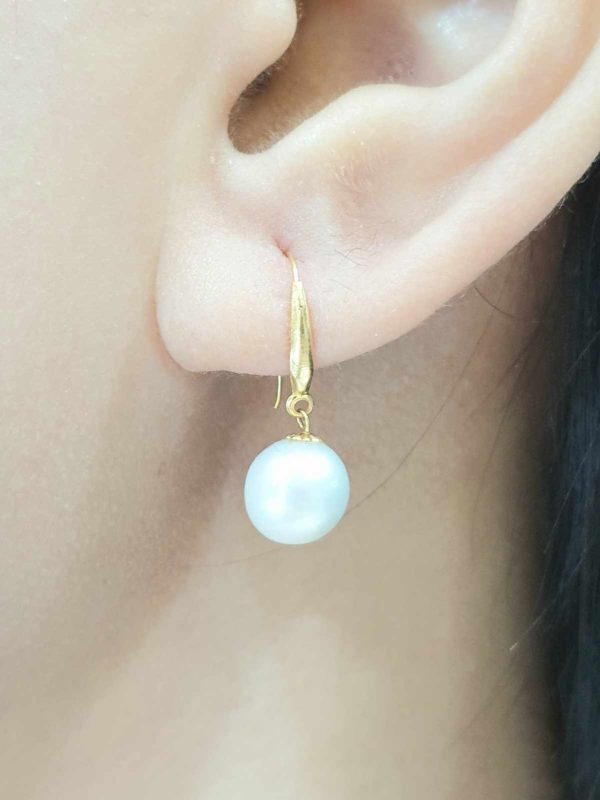 HOPE White Akoya Pearl Earrings in 18kt Yellow Gold Supply