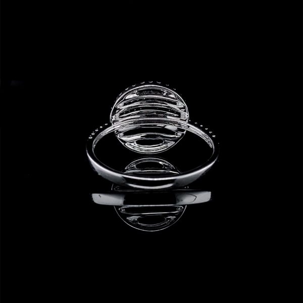 Round Halo Diamond Ring 18kt Supply