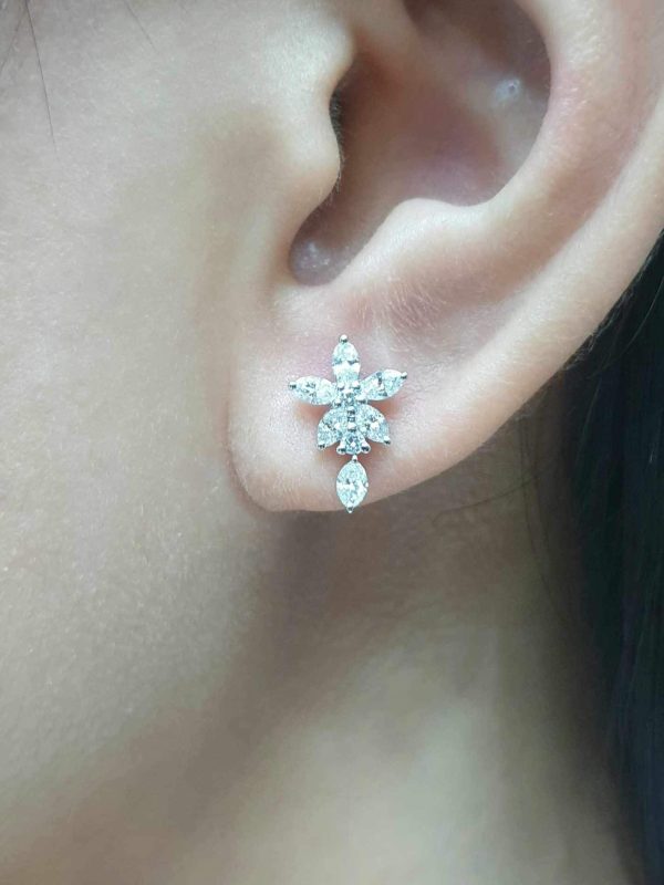 Star Falling Stud Diamond Earrings 18kt Fashion