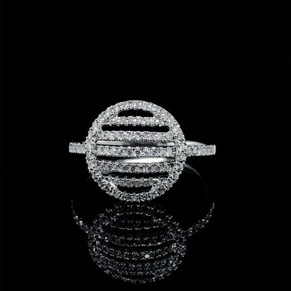 Round Halo Diamond Ring 18kt Supply